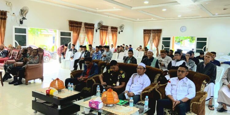 Majelis Ulama Indonesia (MUI) Kabupaten Pasangkayu menggelar Musyawarah Daerah (Musda) ke-3 di Hotel Tri Sakti, Pasangkayu, Sulawesi Barat, pada kamis (17/7). Foto: LINES