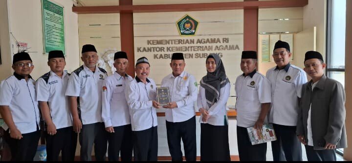 Pengurus DPD LDII Kabupaten Subang silaturahim ke Kantor Kementerian Agama (Kemenag) Kabupaten Subang. Foto: LINES.