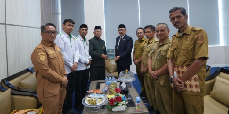 Dewan Pimpinan Wilayah (DPW) LDII Provinsi Sulawesi Barat audiensi dengan Gubernur Sulawesi Barat, Suhardi Duka di Kantor Gubernur Sulbar pada Senin (1/7). Foto: LINES