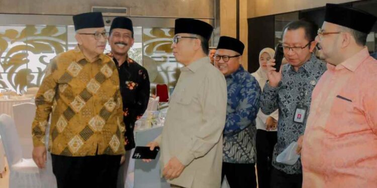Mendes PDTT Yandri Susanto teken MoU bersama 15 lembaga termasuk LDII untuk kolaborasi pembangunan desa. Foto: LINES.