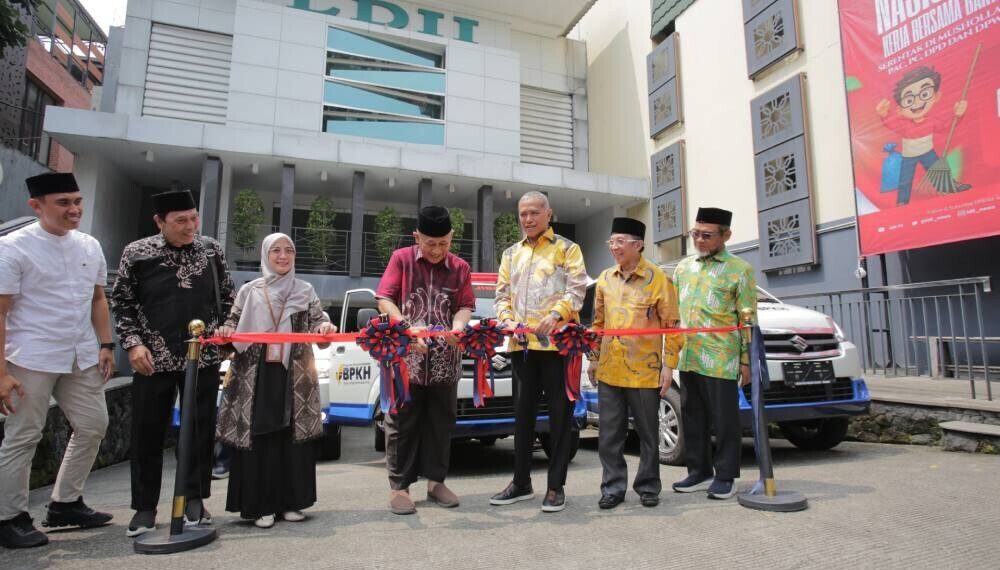 Penyerahan bantuan mobil operasional program kemaslahatan dari Badan Pengelola Keuangan Haji (BPKH) oleh Wakil Ketua Komisi VIII DPR RI Singgih Januratmoko. Foto: LINES.