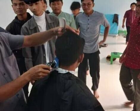 LDII Kebumen menggelar pelatihan keterampilan pangkas rambut bagi generasi muda. Foto: LINES.