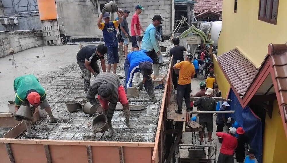 Warga kerja bakti pembangunan kantor sekretariat Pimpinan Anak Cabang LDII Pabuaran Mekar. Foto: LINES.