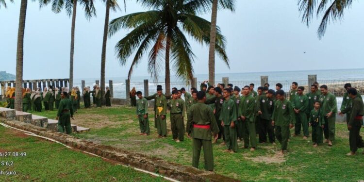 Guna memperkuat kerukunan dan kekompakan antara pelatih dan pesilat, Persinas ASAD Kota Cilegon dan Kabupaten Serang menggelar refreshing di Villa Athaya Anyer, Kabupaten Serang, Jumat (27/6). Foto: LINES