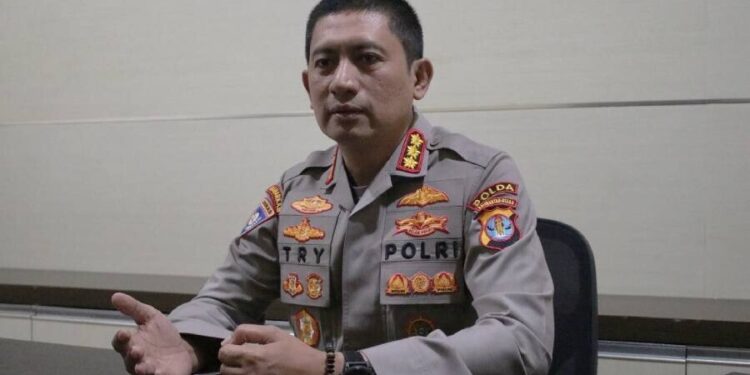 Dirbinmas Kombes Pol Try Handoko Wijaya Putra saat memberikan keterangan mengenai penangkapan oknum polisi di Nunukan. Foto: LINES.