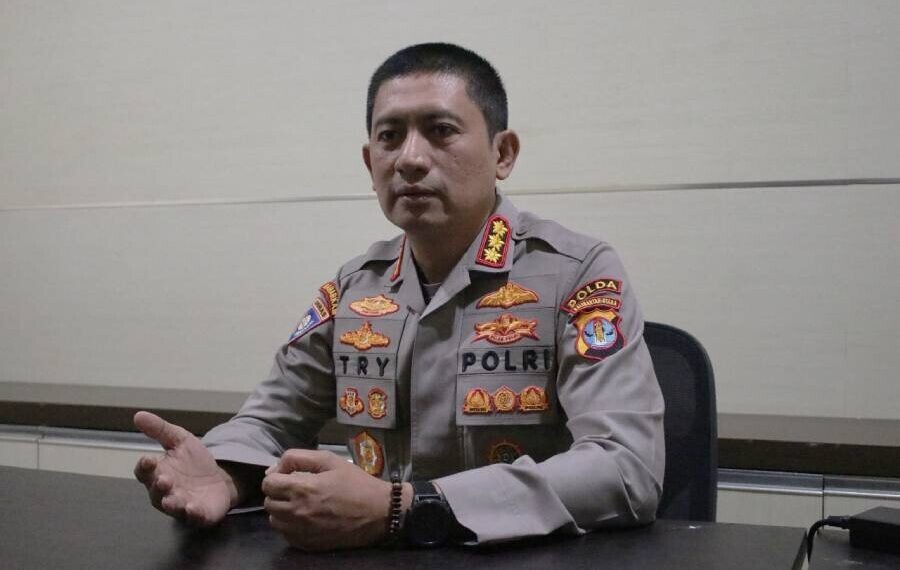 Dirbinmas Kombes Pol Try Handoko Wijaya Putra saat memberikan keterangan mengenai penangkapan oknum polisi di Nunukan. Foto: LINES.