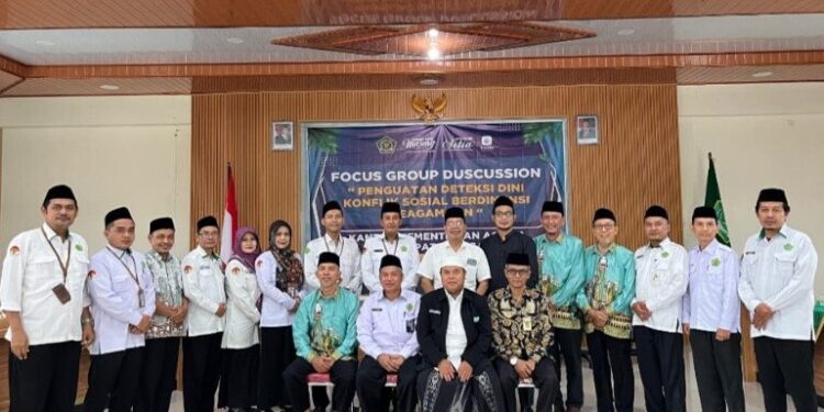 Ketua DPD LDII Kabupaten Tegal, Wijiyanto, didampingi Ketua Bagian Dakwah Abd. Muin, menghadiri kegiatan Focus Group Discussion (FGD) yang diselenggarakan Kantor Kementerian Agama (Kemenag) Kabupaten Tegal. Foto: LINES