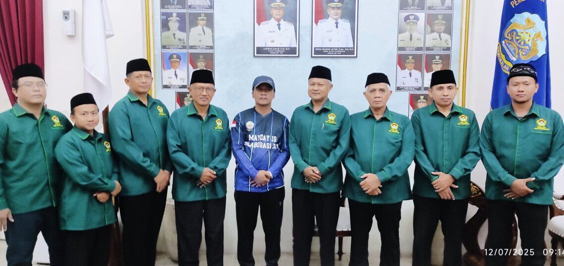 Dalam rangka memperkuat sinergi antara organisasi kemasyarakatan dan pemerintah daerah, Dewan Pimpinan Daerah Lembaga Dakwah Islam Indonesia (DPD LDII) Kabupaten Bangkalan menggelar audiensi dengan Bupati Bangkalan Lukman Hakim, Sabtu (12/7). Foto: LINES