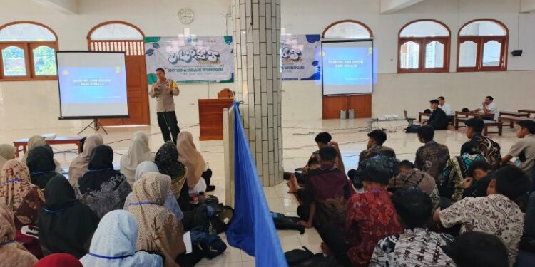 Sekitar 400 santri dan siswa baru mengikuti kegiatan Masa Pengenalan Lingkungan Sekolah (MPLS) yang digelar Pondok Pesantren Al Barru serta SMP dan SMA Bina Insani naungan DPD LDII Wonogiri. Foto: LINES