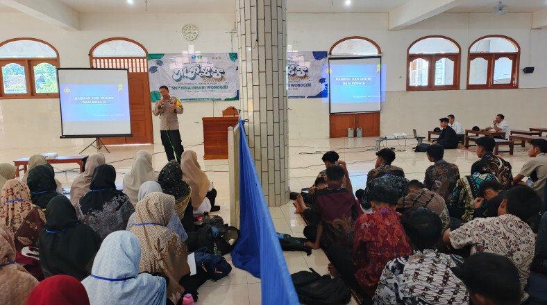 Sekitar 400 santri dan siswa baru mengikuti kegiatan Masa Pengenalan Lingkungan Sekolah (MPLS) yang digelar Pondok Pesantren Al Barru serta SMP dan SMA Bina Insani naungan DPD LDII Wonogiri. Foto: LINES