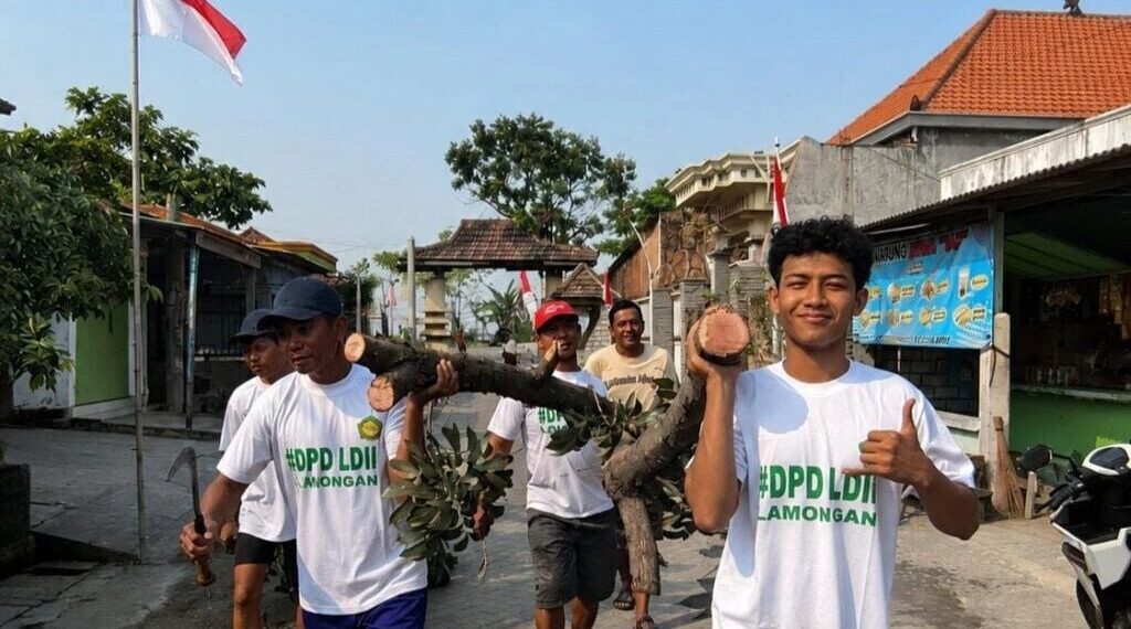 Warga Pimpinan Cabang (PC) LDII Babat melaksanakan kerja bakti untuk menyambut HUT ke-81 RI. Foto: LINES
