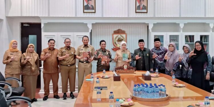 Wakil Wali Kota Makassar Aliyah Mustika Ilham menerima audiensi pengurus DPD LDII Kota Makassar di Kantor Balai Kota Makassar, Senin (7/7). Foto: LINES