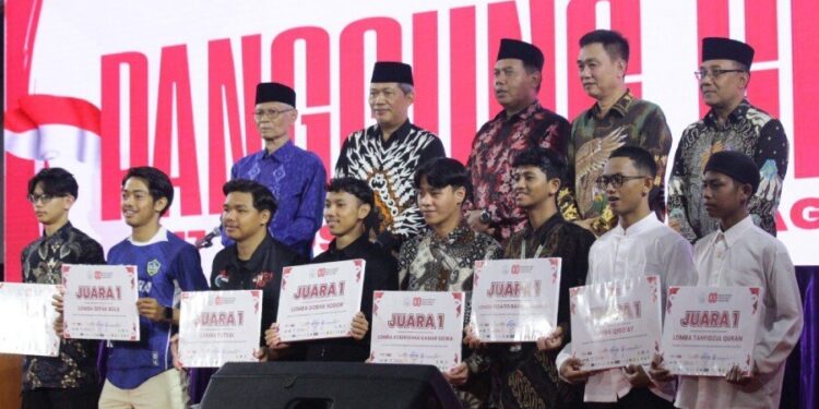 Kabag Kesra Kota Kediri Ahmad Jainudin memberikan apresiasi kepada Ponpes Wali Barokah (PPWB) atas kesuksesan rangkaian perayaan HUT ke-80 RI. Foto: LINES.