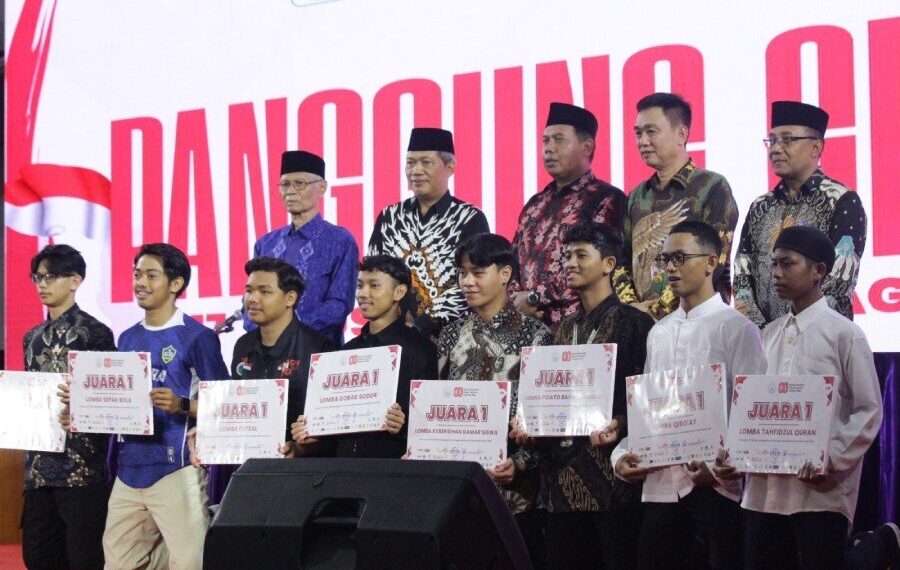 Kabag Kesra Kota Kediri Ahmad Jainudin memberikan apresiasi kepada Ponpes Wali Barokah (PPWB) atas kesuksesan rangkaian perayaan HUT ke-80 RI. Foto: LINES.