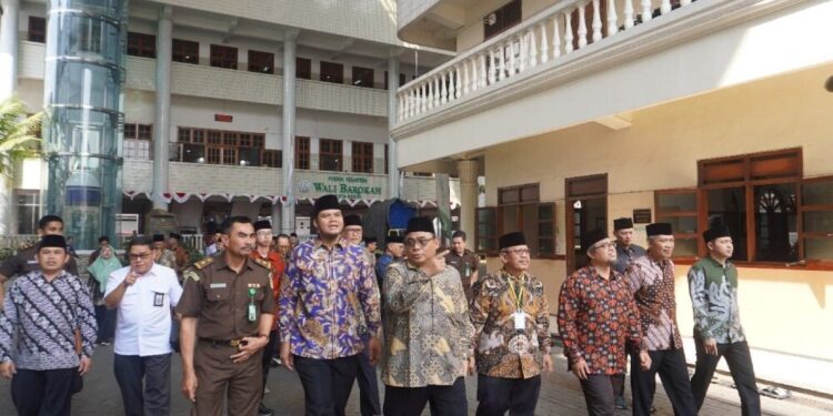 Bakorpakem Jawa Timur mengunjungi Ponpes Wali Barokah Kediri. Foto: LINES.