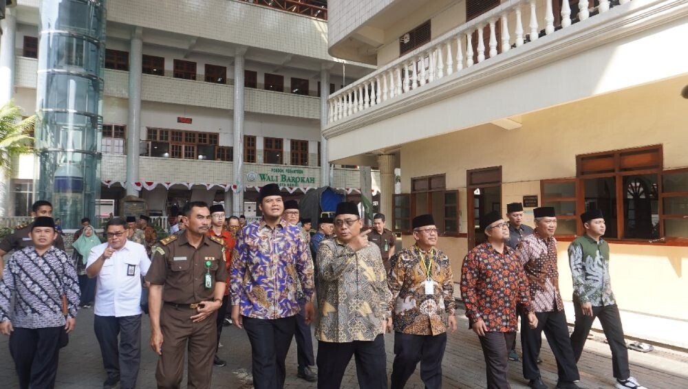 Bakorpakem Jawa Timur mengunjungi Ponpes Wali Barokah Kediri. Foto: LINES.