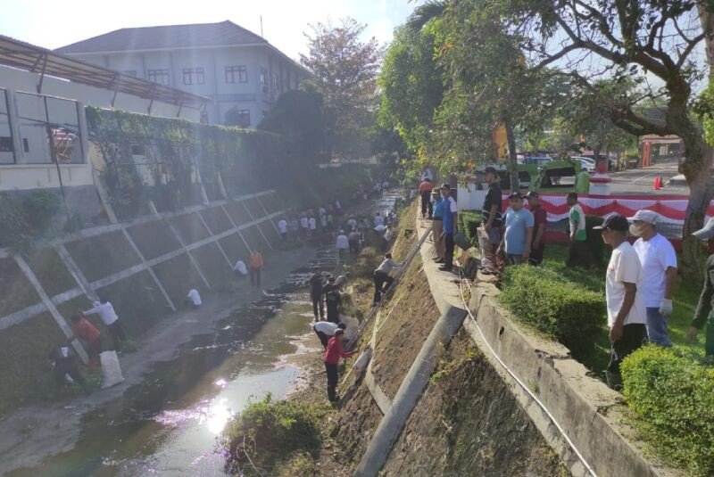 Ratusan warga LDII Semin dan petugas Dinas Lingkungan Hidup (DLH) Gunungkidul menggelar aksi bersih-bersih sungai di kawasan Wonosari. Foto: LINES.