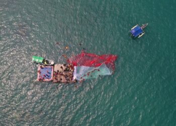 Simbol Cinta Tanah Air, Ratusan Relawan Bentangkan Merah Putih Raksasa di Perairan Merak
