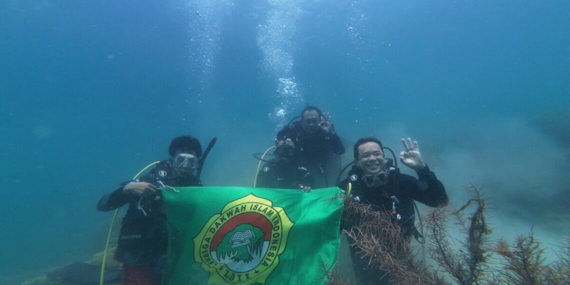 LDII amelakukan pengibaran bendera merah putih di dasar laut dan transplantasi karang. Foto: LINES