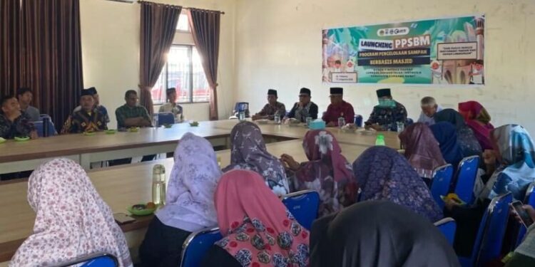 Program Pengelolaan Sampah Berbasis Masjid (PPSBM) yang dilaunching DPD LDII Kabupaten Sumbawa Barat diresmikan Ketua MUI Kab. Sumbawa Barat. Foto: LINES.