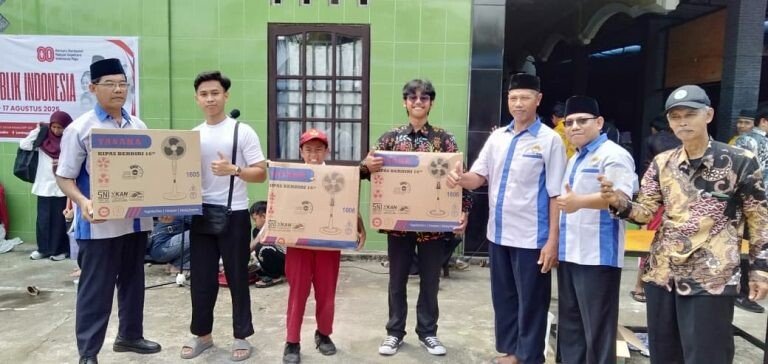 LDII Kubu Raya siapkan doorprize untuk warga beruntung yang menghadiri upacara. Foto: LINES.