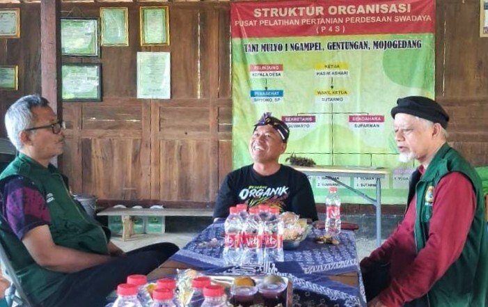Warga LDII petani organik Hasim Ashari sedang berbincang dengan Pengurus LISDAL DPP LDII. Foto: LINES.