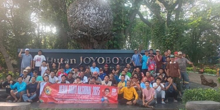Kepolisian Sektor (Polsek) Kediri Kota bekerjasama dengan DPD LDII Kota Kediri melaksanakan kegiatan kerja bakti. Foto: LINES.