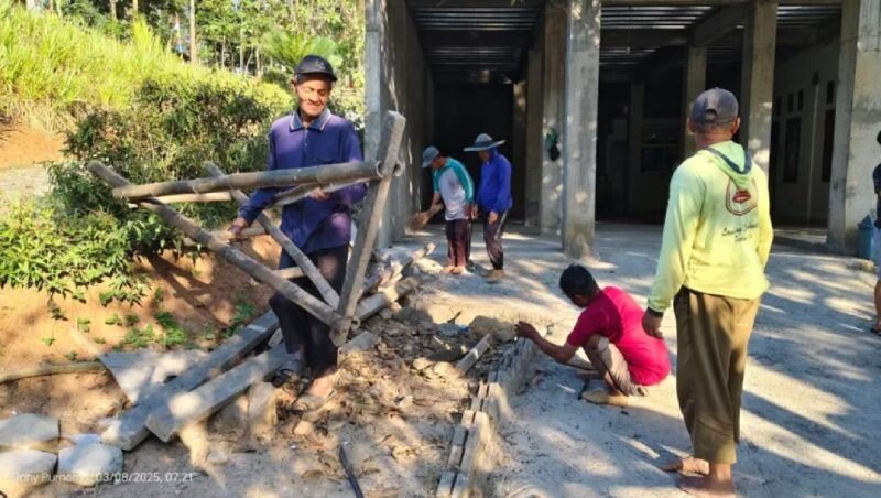 Warga LDII Purwantoro menggelar kerja bakti serentak menindaklanjuti instruksi DPP LDII. Foto: LINES.