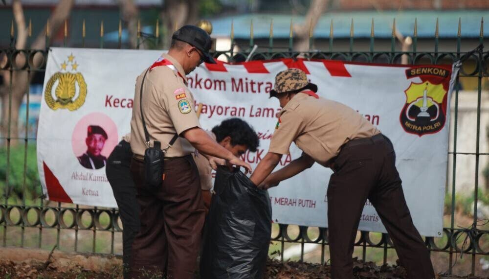 Kerja Bakti Nasional DPP LDII menyambut HUT Kemerdekaan RI. Foto: LINES.
Foto: LINES.