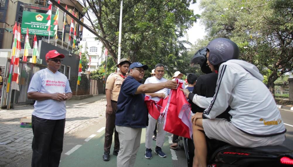 DPP LDII membuka Kerja Bakti Nasional 2025 bekerjasama dengan Sako Pramuka SPN, takmir masjid, dan warga sekitar Kantor DPP LDII, Jakarta. Foto: LINES.