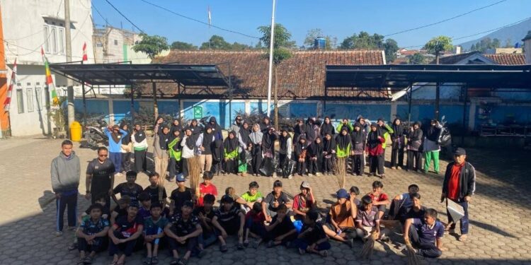 Kerja Bakti Nasional LDII 2025, SMP Nurul Ilmi Boarding School (NIBS), di bawah naungan DPD LDII Kabupaten Bandung Barat, menggelar aksi kerja bakti. Foto: LINES.