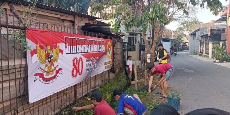Hari Ulang Tahun ke-80 Republik Indonesia, PAC LDII Mekarrahayu bersama warga RT 01 menggelar kerja bakti. Foto: LINES.