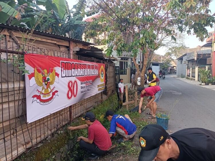 Hari Ulang Tahun ke-80 Republik Indonesia, PAC LDII Mekarrahayu bersama warga RT 01 menggelar kerja bakti. Foto: LINES.