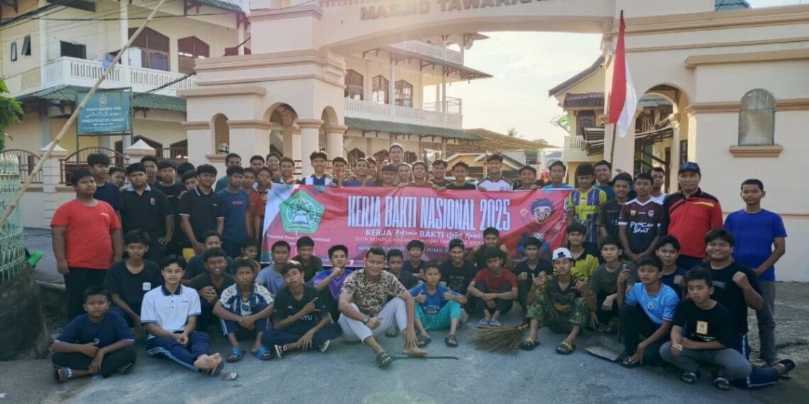 Ratusan santri Pondok Pesantren (Ponpes) Tawakkal, Jambi melaksanakan kerja bakti lingkungan. Foto: LINES.