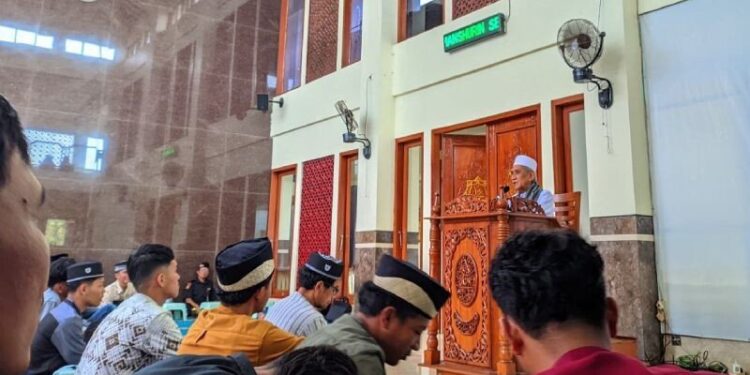 Ketua MUI Kota Serang, KH Hidayatullah memberikan tausiyah agama pada pengajian rutin LDII Kota Serang. Foto: LINES.