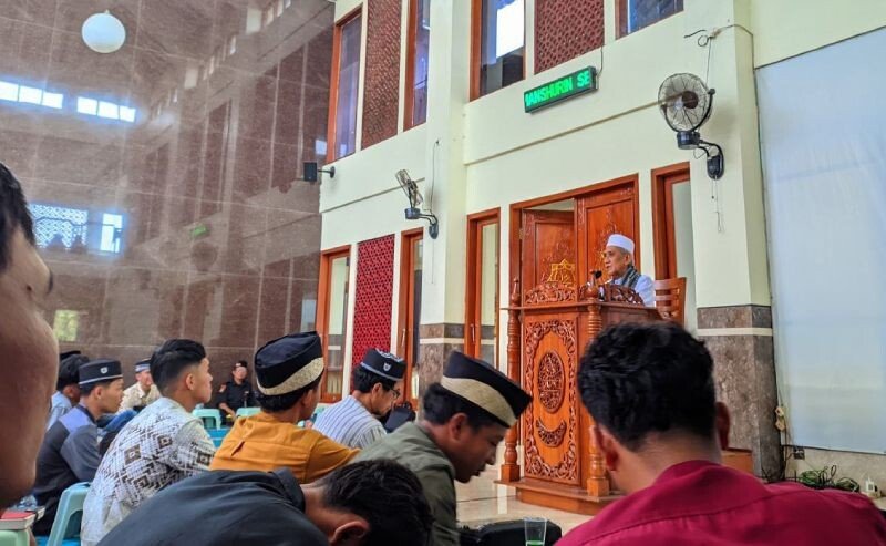 Ketua MUI Kota Serang, KH Hidayatullah memberikan tausiyah agama pada pengajian rutin LDII Kota Serang. Foto: LINES.