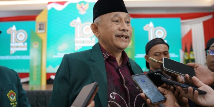 Ketum DPP LDII KH Chriswanto Santoso saat temui wartawan di Muswil X LDII Jawa Timur. Foto: LINES.