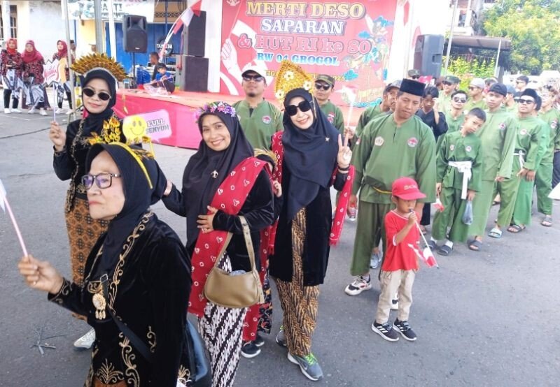 Pengurus, anggota, dan warga LDII Kota Salatiga ikut ambil bagian dalam Kirab Budaya RW 04 Dukuh, Kecamatan Sidomukti. Foto: LINES.