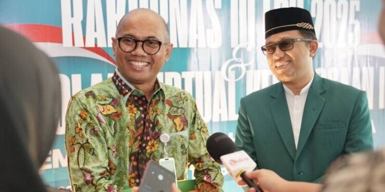Koordinator II Jaksa Agung Muda Bidang Intelijen Teuku Rahmatsyah mewakili Jamintel Reda Manthovani, saat diwawancara didampingi Ketua LDII Bidang Hukum dan HAM Ibnu Anwarudin. Foto: LINES.