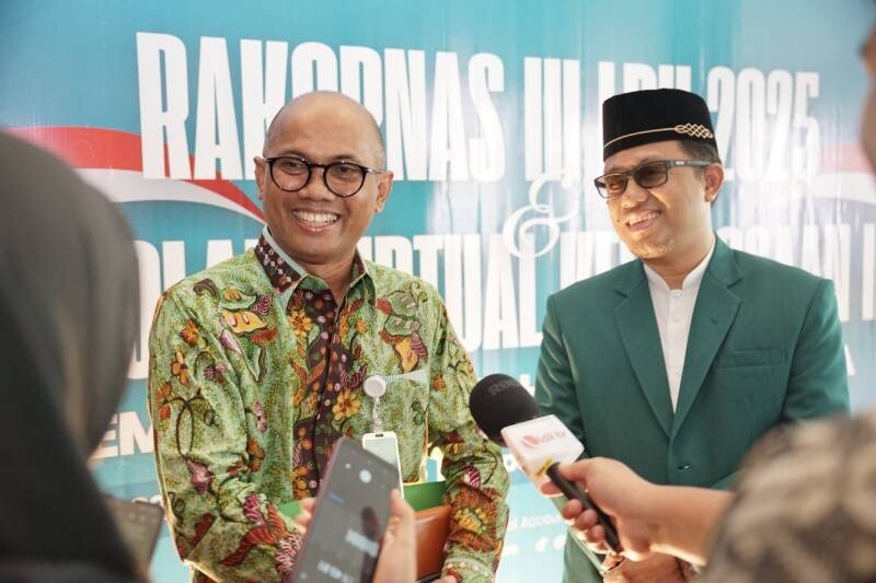 Koordinator II Jaksa Agung Muda Bidang Intelijen Teuku Rahmatsyah mewakili Jamintel Reda Manthovani, saat diwawancara didampingi Ketua LDII Bidang Hukum dan HAM Ibnu Anwarudin. Foto: LINES.