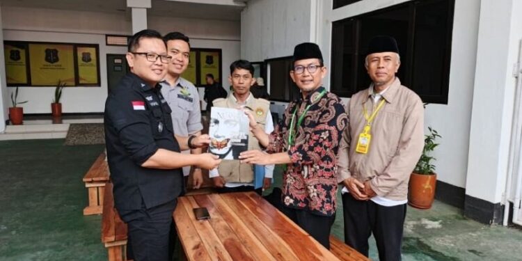 DPD LDII Kabupaten Sumedang melakukan kunjungan silaturahim ke Kepala Seksi Intelijen Kejaksaan Negeri Sumedang. Foto: LINES.