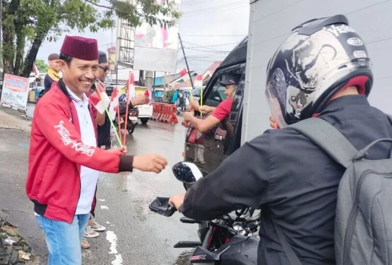 DPW LDII Maluku membagikan bendera merah putih secara gratis kepada warga. Foto: LINES.