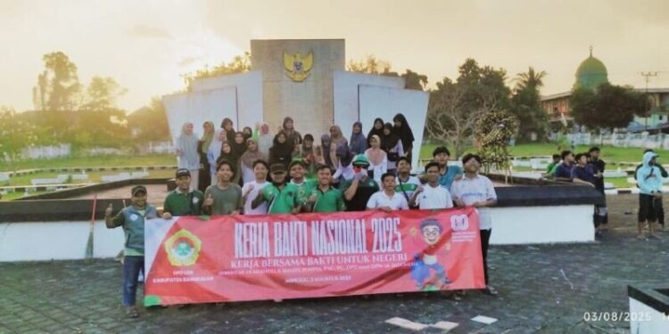 DPD LDII Bangkalan menggelar kerja bakti di kompleks Taman Makam Pahlawan (TMP), Bangkalan, Jawa Timur. Foto: LINES.