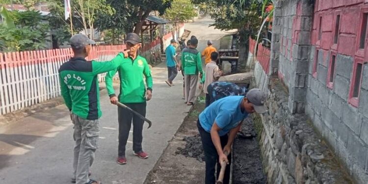 DPD LDII Kabupaten Dompu menggelar kerja bakti serentak yang diikuti beberapa Pimpinan Cabang (PC) di Kabupaten Dompu. Foto: LINES.