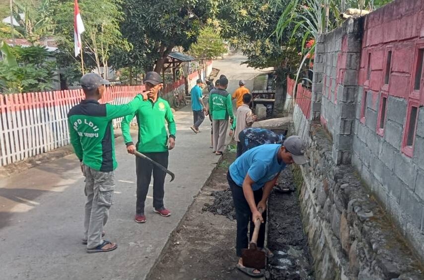 DPD LDII Kabupaten Dompu menggelar kerja bakti serentak yang diikuti beberapa Pimpinan Cabang (PC) di Kabupaten Dompu. Foto: LINES.