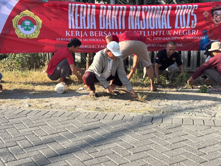 LDII Gresik turut menggelar kerja bakti nasional menyambut HUT RI ke 80. Foto: LINES.