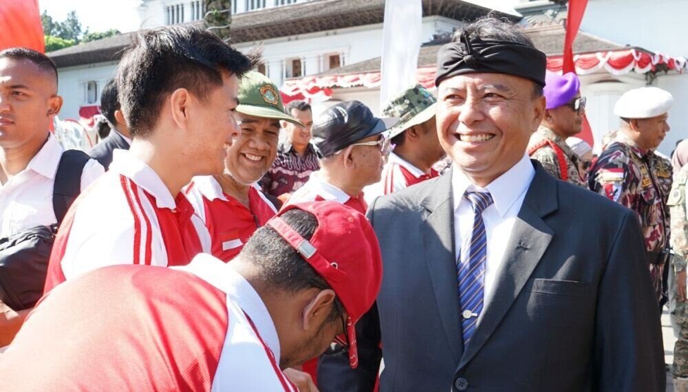 LDII Jawa Barat menghadiri pembagian bendera merah putih bersama Gubernur dan Wagub Jawa Barat, serta Sekda. Foto: LINES.