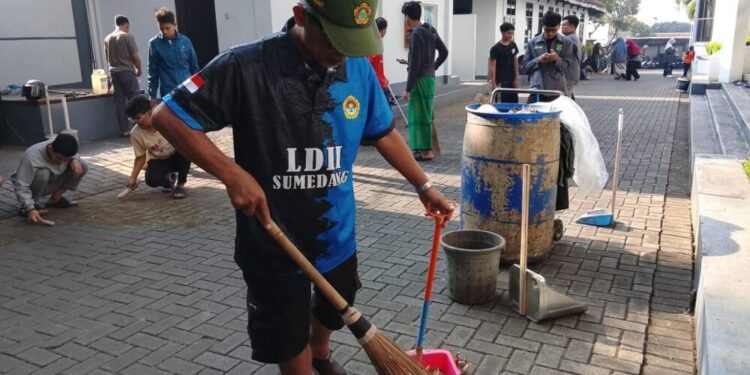 DPW LDII Provinsi Jawa Barat menggelar Kerja Bakti Nasional menyambut HUT RI ke 80. Foto: LINES.