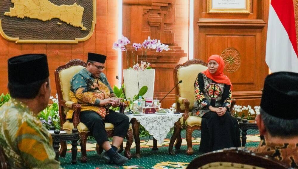 jajaran pengurus DPW LDII Jawa Timur silaturahim dengan Gubernur Jawa Timur, Khofifah Indar Parawansa. Foto: LINES.