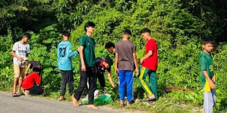 Pondok Pesantren (Ponpes) Arroyan, naungan DPD LDII Kota Pangkalpinang, melibatkan ratusan santri melaksanakan kerja bakti. Foto: LINES.